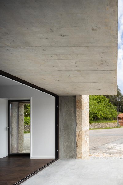Moradia Box em Paredes de Coura do Arquitecto Tiago Sousa e fotografia de Ivo Tavares Studio