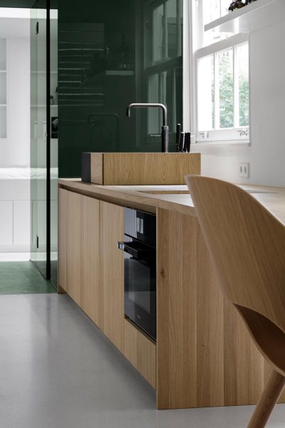 117_HR-15-Canal-House_Amsterdam_i29_Kitchen-Glass