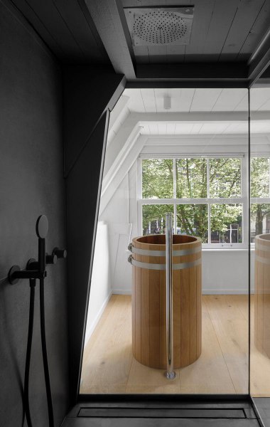 117_HR-52-Canal-House_Amsterdam_i29_Mirror-Glass-Bathroom
