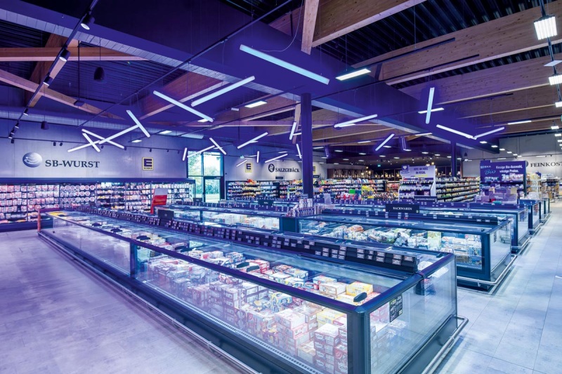VALO-Pendelleuchte_Lichtfarbe-Royal-Bluemoltoluce_Edeka-Gaimersheim