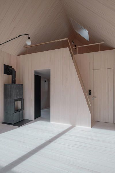 Wohnraum_mit_Ofen_und_Schlafgalerie
