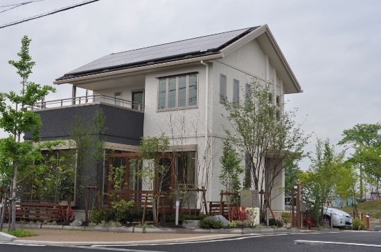 Auto lädt Haus lädt Auto