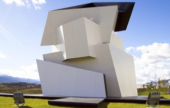 Eine Skulptur mit ultrakompakter Oberfläche