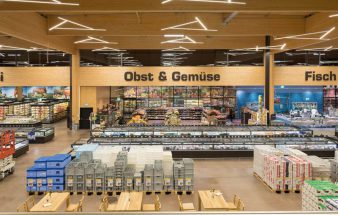 Meilenstein aus Holz – METRO