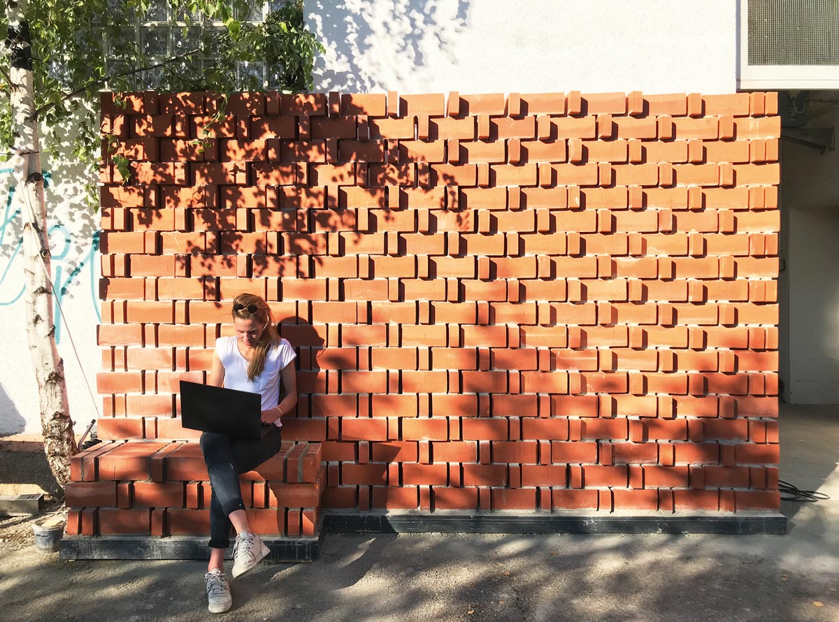 Climate Active Bricks: Das in Kooperation mit der TU München und climateflux entstandene Rechercheprojekt befasst sich mit der Auswirkung von Fassaden im urbanen Kontext und deren Einfluss auf die Aufenthaltsqualität unserer verdichteten Innenstädte.