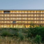 Elegante Beschattung für modernen Holzbau