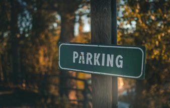 Optisch ansprechende Parkplatzschilder selbst gestalten